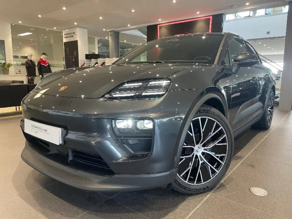 PORSCHE MACAN 4